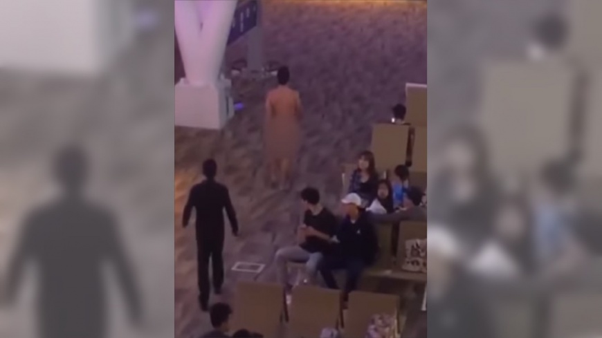 韓裔男子在普吉島機場裸奔，行為脫序。圖／翻攝YouTube，下同 韓男「嗑太多威而鋼」抓狂　機場裸奔丟糞便攻擊
